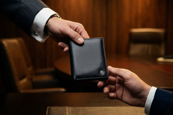 A Arte de Presentear com Substância: Acessórios de Couro para o Profissional de Elite
