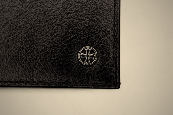 Carteira Masculina de Couro Vertical: A Geometria que Preserva o Caimento